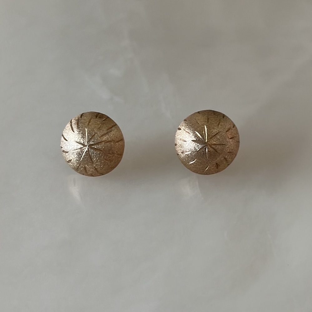 14k Solid Brushed Gold Sand Dollar Stud Earrings - image 5